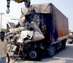 ಬಸ್‌ವೊಂದಕ್ಕೆ ಲಾರಿ ಡಿಕ್ಕಿಯಾಗಿ ಬೆಂಕಿ ಹೊತ್ತಿದ ಕಾರಣ 10 ಕ್ಕೂ ಹೆಚ್ಚು ಮಂದಿ ಸಜೀವ ದಹನ..!