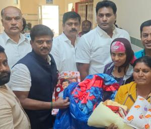 ಕೇಶವರಾಜಣ್ಣ ಹುಟ್ಟು ಹಬ್ಬದ ಪ್ರಯುಕ್ತ ಅಭಿಮಾನಿಗಳಿಂದ ಮಕ್ಕಳಿಗೆ ಬ್ಯಾಗ್ ವಿತರಣೆ..!