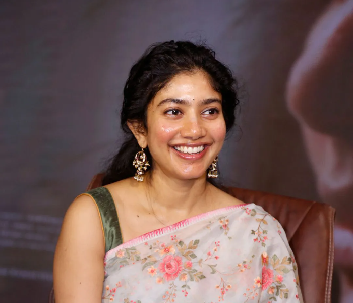 ಸೆಟ್‌ನಲ್ಲಿ ಕಣ್ಣೀರು ಹಾಕಿದ್ದರಂತೆ ನಟಿ ಸಾಯಿ ಪಲ್ಲವಿ ...