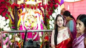 ಸಿಎಂ ಅದ ಡಿಕೆಶಿ ; ಚಾಮುಂಡೇಶ್ವರಿಗೆ  ಸೀರೆ ಸಮರ್ಪಿಸ ಹರಕೆ ತೀರಿಸಿದ ಪತ್ನಿ ಉಷಾ ಶಿವಕುಮಾರ್