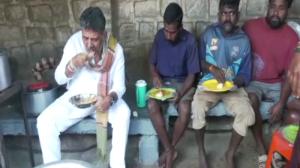 ಕೂಲಿ ಕಾರ್ಮಿಕರ ಜೊತೆ ಇಡ್ಲಿ ಸೇವಿಸಿದ ಸಿಎಂ ಡಿಕೆಶಿ 