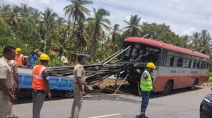 ಭೀಕರ ಬಸ್ ಅಪಘಾತ; ಕಬ್ಬಿಣ ತುಂಬಿದ್ದ ಟ್ರ್ಯಾಕ್ಟರ್ ಗೆ KSRTC ಬಸ್ ಡಿಕ್ಕಿಯಾಗಿ ಚಾಲಕ ಸಾವು 