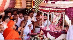 ಗವಿಸಿದ್ದೇಶ್ವರ ಶ್ರೀಗಳಿಂದ ದಸರಾ ಉದ್ಘಾಟನೆ, ಚಾಮುಂಡಿ ಬೆಟ್ಟದಲ್ಲಿ ಭಕ್ತಿಭಾವದ ಸಂಭ್ರಮ